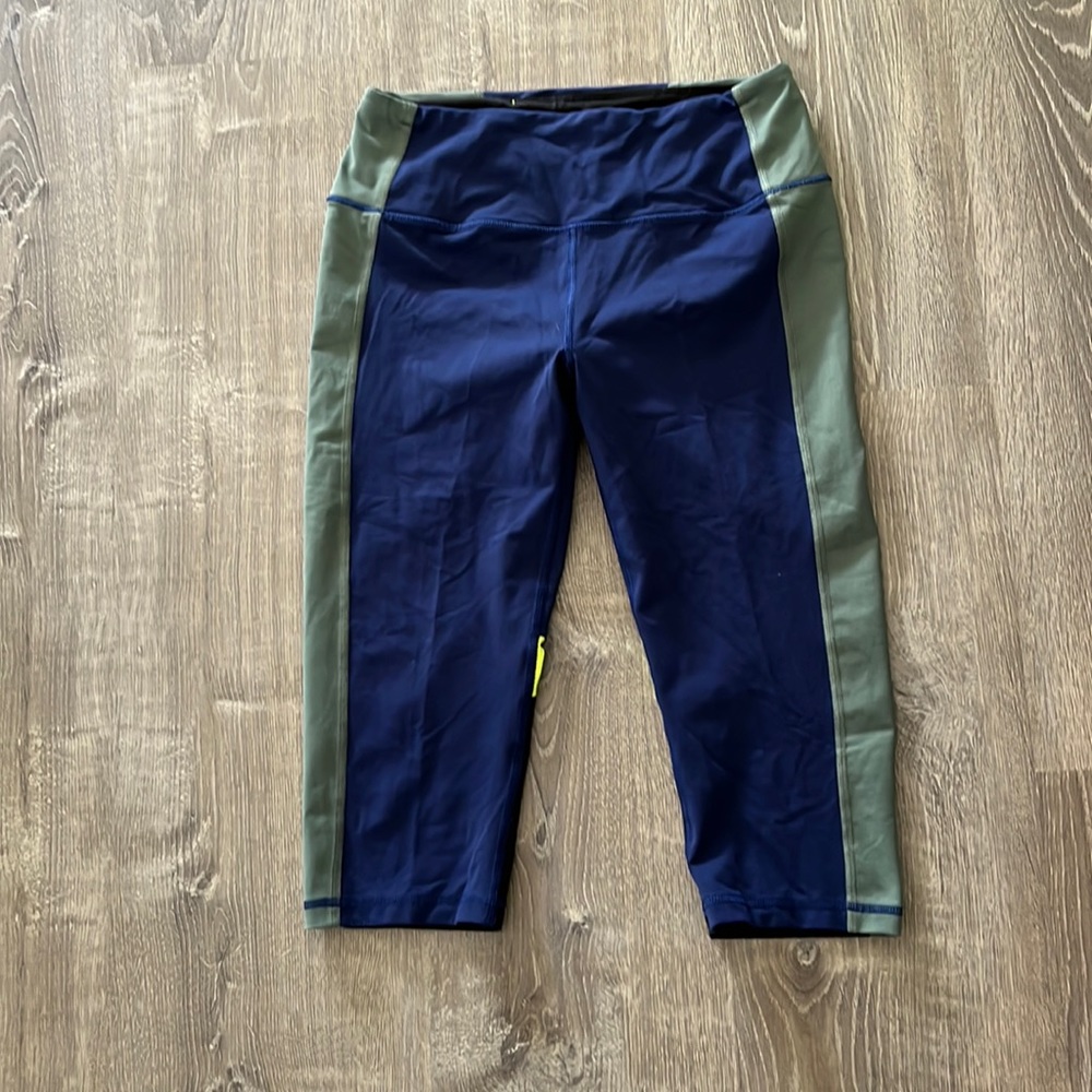 Gently used Victoria sport Capri leggings